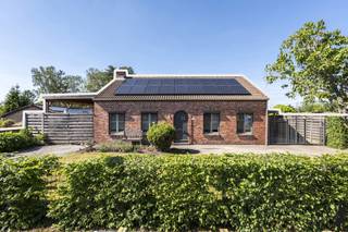 <strong>Unieke, rustig gelegen en levensloopbestendige woning te midden natuur en nabij bosrijke omgeving in het groene Meerhout-Zittaart. De woning van bouwjaar 1984 is steeds punctueel onderhouden en door de jaren heen gerenoveerd: veranda (2001), keuken en living (2010), zonnepanelen (2015), badkamer en hal (2017) en slaapkamers (2023). Voor het moderniseren van de woning is steevast beroep gedaan op lokale aannemers en leveranciers: Crivani (Lichtaart), Peeters Interieur (Meerhout), Beva+ (Tessenderlo-Ham), Willems Diels (Balen), Reynaers Aluminium (Duffel), etc. De woning biedt 2 slaapkamers met mogelijkheid tot 3 (op ruime zolder), een badkamer (met Sunshower in douche), garagemogelijkheid aan huis (2 carports en 1 garage) en een gezellige zonnetuin achter en rond de woning. De uniek gelegen woning is verder niet alleen esthetisch up-to-date gebracht, maar ook doorgedreven energetisch gerenoveerd (zonnepanelen, HR++ glas, nieuwe deuren en ramen). De woning wordt thans verwarmd met stookolie en elektrische radiatoren wat maakt dat de EPC-score een E-label betreft. Mits plaatsen van ENKEL een recenter verwarmingsysteem zal de woning allicht naar een B-label gaan (voor meer informatie, contacteer de makelaar).</strong><br /><br /><strong>De woning is gelegen op ca. 100 meter van natuurgebied Scherpenbergen-De Hutten en nabij het Grote Netewoud en de Belse bossen.</strong><br /><br /><u>Gelijkvloers verdiep - leefruimten<br /></u><span>Via de inkomhal heeft u toegang tot woonkamer en slaapvertrekken. De leefruimte draagt een warme doch moderne sfeer uit. Deze ruimte is verdeeld in een zithoek met sfeervolle kachel (vooraan) en eetgedeelte (achteraan) en geniet van veel natuurlijk daglicht door de raampartijen en het rechtstreekse uitzicht op de verandaruimte. Vanuit de leefruimte heeft u verder toegang tot de open keuken. Deze keuken is praktisch en tijdloos afgewerkt en volledig geïnstalleerd met kwaliteitstoestellen van Siemens en Pelgrim. Er is legio kast- en laderuimte. Via de keuken is de veranda en achtertuin te bereiken. <br /><br />De lichtrijke veranda met zonnewering doet dienst als bijkomende zit-/leefruimte. De volledige woning is voorzien van automatische verduistering.<br /><br /><u>Gelijkvloers verdiep - slaapruimten</u><br />De woning beschikt over 2 slaapkamers waarvan 1 thans dienst doet als thuiskantoor. De hoofdslaapkamer is voorzien van een maatwerkkast die eventueel mee over te nemen is. De badkamer bevindt zich tussen de 2 slaapkamers en is bereikbaar via de nachthal. Zij is voorzien van een wastafel, toilet en inloopdouche (met ingebouwde Susnhower in douche).<br /><br /></span><u>Bovenverdieping - zolder<br /></u><span>De woning beschikt verder over een zolderverdieping (bereikbaar via vlizotrap). Deze ruimte is - indien gewenst - eenvoudig om te vormen tot bureau- of praktijkruimte, of extra slaapkamer. <br /><br /></span><u>Buitenruimte / zonnetuin &amp; parking<br /></u><span>De woning heeft een oprit met poorten aan de beide zijkanten van de woning, twee carports (1 standplaats voor hoge camper) en een riant bijgebouw (garage) achteraan. Het ruime terras geeft uit op de private tuin, voorzien van verschillende heggen, heesters en leifruitbomen (appels en peren); ook zijn er bessenstruiken aangeplant. De tuin is momenteel opgedeeld in een leef-/genietgedeelte, een deel voor de honden (volledig afgemaakt en voorzien van 4 kennels).</span><span><br /><br /></span><u>Bijzonderheden:<br /></u><span>- EPC van 496 kWh/m²/jaar: renovatieverplichting </span><span>(gaat enkel over verwarming)</span><br /><span>- Mits eenvoudige ingrepen allicht terug te brengen tot een B-label</span><br /><span>- Verwarming op stookolie en elektriciteit</span><br /><span>- Dubbele beglazing (HR++) en zonnepanelen</span><br /><span>- Gunstige ligging nabij natuur:<br />* Scherpenbergen-De Hutten<br />* Grote Netewoud<br />* Belse bossen <br /></span>- Vlotte verbinding via E313 <br />- Goede bereikbaarheid: Geel, Mol, etc.