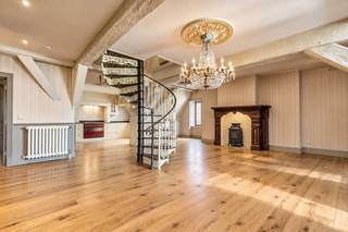 Dit duplexappartement met zonneterras bevindt zich in het historische stadscentrum van Gent, in een kleinschalige residentie. Dankzij deze unieke ligging bevinden gezellige terrassen, winkels, openbaar vervoer en alle dagelijkse voorzieningen zich op wandelafstand.<br /><br />Het gebouw dateert van circa 350 jaar geleden en ademt authenticiteit. In 2013 vormden de huidige eigenaars de oorspronkelijke zolderruimte om tot een warme en karaktervolle thuis. Dankzij hun ervaring in de bouwsector werd de renovatie bijzonder kwalitatief uitgevoerd, met zorgvuldig gekozen materialen en oog voor detail.<br /><br />De tweede verdieping heeft een open indeling, waarbij de woonkamer, eetruimte en keuken naadloos in elkaar overvloeien. Een gastentoilet en een praktische berging naast de keuken vervolledigen deze verdieping.<br /><br />Op de bovenste verdieping bevinden zich twee slaapkamers, waarvan één momenteel als hobby- en bergruimte wordt gebruikt. De nachthal biedt toegang tot een dressing met extra opbergniveau, de badkamer, de ruime hoofdslaapkamer en een van de absolute blikvangers van het appartement: het zonnige terras. Van hieruit geniet u van een uniek uitzicht op de iconische Gentse torens – een zeldzame troef die bij heel wat Gentenaren hoog op de bucketlist staat.<br /><br />Daarnaast beschikt het appartement over een ruime, privatieve berging op de benedenverdieping, waardoor er aan opslagruimte geen gebrek is.<br /><br />Interesse in dit unieke appartement op een toplocatie in Gent? Aarzel dan niet en neem contact op met Brent via brent@immofrancois.be voor meer informatie of om een bezoek in te plannen. Tot binnenkort!<br /><br />