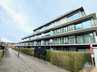 Ondergrondse parking te huur (op jaarbasis) in de Pieter Deswartelaan in Nieuwpoort-stad. Vrij vanaf 1/5/2026.