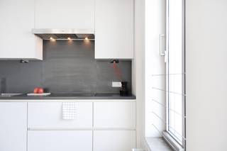 gelegen in de tweede toren van de torens Westkaai op de 7 de verdieping west gericht met zicht op De Schelde en haven ruim 2 slaapkamer appartement van 103 m² + 12 m² terras (west) indeling : inkomhal met apart toilet en berging , living met open en volledig ingerichte keuken , aansluitend aan de living ,ruim terras , nachthal , 2 slaapkamers , badkamer met ligbad , douche , dubbele lavabo en toilet appartement is voorzien van parketvloeren ,zonneschermen aan de living
huurprijs appartement 1400 € gemeenschappelijke kosten 175 € nutvoorzieningen apart te betalen . Beschikbaar 1 augustus 2026