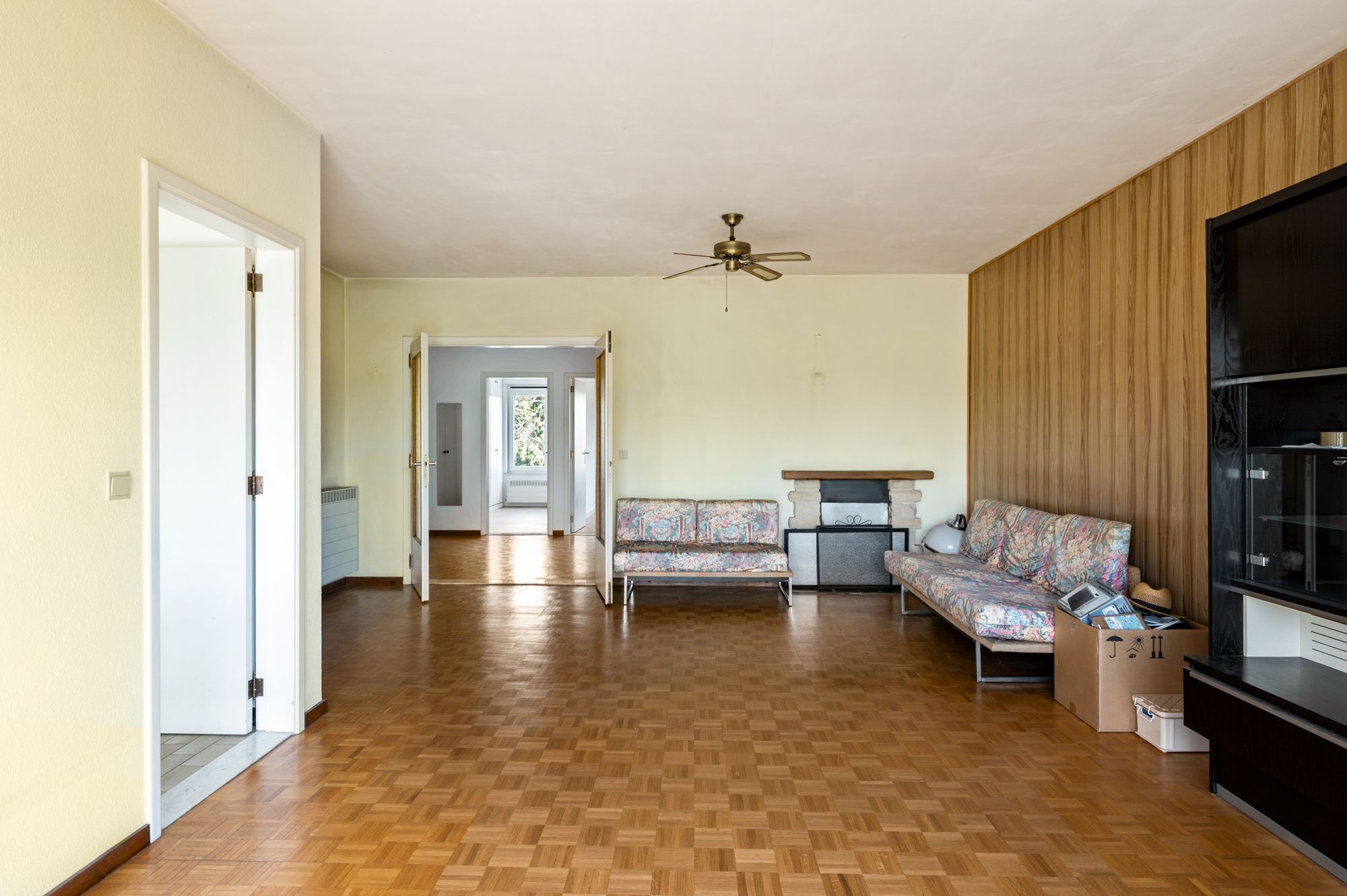 Lichtrijk appartement met sixties vibe en garagebox – ideaal renovatieproject! - foto 4