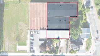 Gelegen aan het kruispunt van de Pittemstraat en de Randweg in Meulebeke bevindt zich dit veelzijdige bedrijfsgebouw met een totale oppervlakte van 1.900 m², aangevuld met 400 m² overdekte luifelruimte. Het magazijn is geschikt voor opslag-, productie- en logistieke activiteiten en kan zowel in zijn geheel als opgesplitst worden gehuurd.<br /><br />De rechterzijde bestaat uit een magazijn van 1.500 m² met 300 m² luifel, een vrije hoogte van ca. 6 meter, een duurzame poly-betonvloer en een sectionaalpoort van (4 m B x  x 4,2 m H). Vooraan bevindt zich een kantoorruimte van 125 m², ingericht met 2 afzonderlijke burelen, een vergaderzaal, een inkomhal, 2 toiletten en een bergruimte.<br /><br />De linkerzijde omvat een magazijn van 400 m², aangevuld met 100 m² luifel, eveneens met een vrije hoogte van 6 meter, een duurzame poly-betonvloer en een sectionaalpoort van (4 m B x 4,2 m H).<br /><br />Het bedrijfsgebouw is beschikbaar vanaf september 2026 en vormt dankzij de combinatie van ruime magazijnen, kantoorfaciliteiten, overdekte laad- en losruimte en een praktische indeling een uitstekende locatie voor diverse bedrijfsactiviteiten.<br /><br />Contacteer PANORAMA B2B voor meer inlichtingen, plannen of een vrijblijvend plaatbezoek 050 300 800.