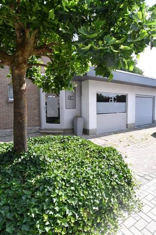 Ruime, op te frissen woning die wooncomfort combineert met professionele mogelijkheden. Het woongedeelte kan, indien gewenst, perfect...