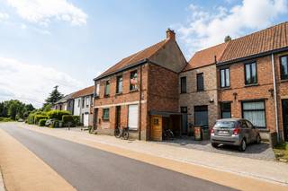 Op zoek naar een betaalbare woning die u volledig naar eigen smaak kunt inrichten? Dan is deze woning zeker een bezoek waard.<br /><br />De woning beschikt over een leefruimte, een keuken, badkamer, meerdere slaapkamers en diverse praktische bergruimtes. Achteraan geniet u van een aangename tuin met veel groen en privacy, ideaal om tot rust te komen na een drukke dag.<br /><br />Dankzij de ruime indeling en de authentieke elementen biedt deze woning heel wat potentieel voor wie op zoek is naar een starterswoning, een investeringspand of een renovatieproject met toekomst.<br /><br />Troeven van deze woning:<br />✔ Gezellige leefruimte met authentieke elementen<br />✔ Aangename tuin met veel privacy<br />✔ Ruime slaapkamers<br />✔ Praktische bergingen en extra opslagruimte<br />✔ Tal van renovatie- en inrichtingsmogelijkheden<br />✔ Centrale ligging nabij winkels, scholen en openbaar vervoer<br />✔ Interessant voor starters en investeerders<br /><br />Deze woning vormt de ideale basis voor wie graag een woning naar eigen wensen wil creëren.<br /><br />Interesse? Contacteer Woonbureau voor meer informatie of een bezoek ter plaatse. <br />📞 09 326 82 48 <br />✉️ lokeren@woonbureau.eu