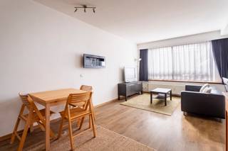 <p>Op een zeer gunstige ligging, pal in de Theaterbuurt, bevindt zich dit volledig gemeubelde studioappartement op de eerste verdieping vlak aan het Theaterplein.<br /><br />Dankzij de centrale locatie zijn tal van hotspots, zoals de gezellige vogeltjesmarkt tijdens het weekend, de vernieuwde Schuttershofstraat en prachtige Stadsfeestzaal op wandelafstand. Trendy winkels, leuke cafeetjes en restaurants, alsook supermarkten en openbaar vervoer bevinden zich in de onmiddellijke omgeving.</p>
<p>Dit studioappartement bestaat uit een aangename leefruimte met veel lichtinval vanwege de grote raampartij aan de achterzijde. De slaaphoek kan desgewenst afgescheiden worden door middel van een (kasten)wand.<br /><br />De halfopen keuken is afgewerkt met koelkast, vitrokeramische kookplaat en microgolfoven.<br /><br />In de inkomhal is nog een grote, ingemaakte vestiairekast voorzien voor extra bergruimte.<br /><br />De badkamer bevindt zich aansluitend aan de slaaphoek en beschikt over combinatie bad/douche, lavabo en toilet.<br /><br />De studio is stabiel en gemeubeld verhuurd en brengt een huuropbrengst op van 8.672 Euro per jaar.</p>