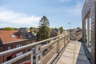Net buiten het stadscentrum, op vijf minuutjes te voet vanaf het station, vindt u dit ruim appartement aan de Maastrichtersteenweg.<br /><br />Via trap of lift bereikt u de derde verdieping met volgende indeling: <br />x inkomhal; <br />x mooie woonkamer met kamerbreed schuifraam naar het voorliggend terras; <br />x aparte ingerichte keuken; <br />x nachthal met apart toilet; <br />x badkamer met bad/douchecombinatie en lavabomeubel; <br />x 2 slaapkamers achteraan, waarvan 1 met terras en zicht op De Kevie.<br /><br />Via de traphal is er toegang tot de bovenliggende verdieping met een ingerichte studio: <br />x leefruimte met dakraam; <br />x keukenhoek; <br />x apart toilet; <br />x slaaphoek.<br />Ideaal om te combineren als thuisbureel, hobbyruimte of aparte leefruimte.<br /><br />Verder hoort bij dit appartement een private garage en een kelderberging.<br /><br />INTERESSE? Maak dan telefonisch een afspraak voor bezichtiging op het nummer 012 23 00 23 of mail uw vragen aan roland@immo-leroi.be.