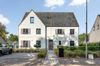 Interesse? Meer informatie op www.SWEVERS.be. - Dit exclusieve duplex villa-appartement combineert de luxe van een villa met het comfort van een appartement en bevindt zich in een stijlvolle, kleinschalige residentie met slechts vier wooneenheden. De ruime, lichtrijke leefruimte met parketvloer, maatwerkkasten en gashaard vormt het elegante hart van de woning en sluit naadloos aan op de moderne, volledig uitgeruste keuken. Via grote schuiframen kom je op het riante terras van 35,4 m², waar je geniet van de avondzon en een groen uitzicht – een perfecte verlenging van de leefruimte.<br /><br />Op de bovenverdieping bevinden zich twee royale slaapkamers, waaronder een master van 22 m² met hotelallure, en een tweede kamer die ideaal is als gastenkamer, bureau of dressing. De luxueuze badkamer met inloop-regendouche en ligbad straalt pure verfijning uit. Extra troeven zijn de zolder van 100 m² voor extra opslag, twee autostaanplaatsen in de carport en een praktische berging van 7,5 m². Comfort en veiligheid staan centraal dankzij alarm, videofoon, beveiligde deur, rookdetectoren, airco en een energiezuinig E-peil van E44.<br /><br />De ligging is optimaal: scholen, openbaar vervoer, winkels en restaurants liggen op wandelafstand, terwijl je in 2 minuten op de snelweg staat en in 15 minuten in Hasselt bent. Natuurgebieden zoals De Kluis en Domein Bovy liggen vlakbij, waardoor rust en bereikbaarheid perfect in balans zijn. Dit instapklare appartement uit 2019 biedt een uitzonderlijke woonbeleving voor wie houdt van ruimte, luxe en verfijning. Bel ons vandaag nog voor een persoonlijke rondleiding. Wij van Swevers Real Estate helpen je maar al te graag verder. tel. 011 255 155. Bron bewoonbare oppervlakte: EPC – verslag.