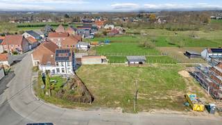 <p><strong>Rustig gelegen bouwgrond</strong> te koop in Meerbeke, op korte wandelafstand van zowel het Neigembos als het Berchembos. Deze locatie combineert een groene omgeving met een vlotte bereikbaarheid, dankzij de nabijheid van belangrijke verbindingswegen richting Ninove en Brussel. <strong>Het perceel heeft een totale oppervlakte van 6 are 13 centiare en is bestemd voor het oprichten van een open bebouwing. </strong>De grond beschikt over een perceelbreedte van 7,64 meter en een diepte van 34,75 meter. De bouwvoorschriften voorzien een maximale bouwdiepte van 15 meter op het gelijkvloers en 12 meter op de eerste verdieping. De toegelaten bouwbreedte bedraagt 7 meter + 4,30 meter. De maximale kroonlijsthoogte is vastgesteld op 6,50 meter. Deze bouwgrond vormt een uitstekende opportuniteit voor wie op zoek is naar een rustige woonomgeving met een vlotte bereikbaarheid en een strategische ligging ten opzichte van Ninove en Brussel. (Maatregelen opgenomen in het maatregelenregister: nee) (Stedenbouw in aanvraag)</p>