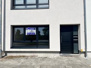 Dit gezellige appartement vinden we  gelijkvloers in een recent gerenoveerd gebouw met 2 woongelegenheden aan Luitenant Van Eepoelstraat (kruising...
