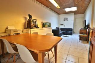 Centraal gelegen stadswoning met tuin Rustig maar centraal gelegen nabij de binnenstad vinden we deze instapklare woning. Deze bestaat uit een inkom,...