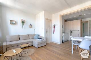 Dit <strong>lichtrijke appartement</strong> is gelegen op een <strong>gunstige ligging</strong>, op <strong>wandelafstand van het strand en het centrum</strong>. Dankzij de <strong>praktische ligging </strong>geniet u van een vlotte bereikbaarheid en bevinden <strong>alle voorzieningen zich binnen handbereik</strong>.<br /><br />Via de inkomhal bereikt u de <strong>aangename leefruimte</strong>, die dankzij de <strong>grote raampartijen</strong> geniet van een <strong>mooie natuurlijke lichtinval.</strong> De <strong>keuken</strong> sluit mooi aan op de leefruimte en zorgt voor een <strong>functionele en aangename indeling</strong>.<br /><br />Het appartement beschikt verder over een <strong>ruime slaapkamer</strong>, die zorgt voor het nodige <strong>comfort en privacy</strong>. Aansluitend bevindt zich de <strong>badkamer</strong>, voorzien van <strong>een douche</strong>.<br /><br />Een bijzondere troef is het <strong>ruime zonneterras</strong>, waar u dankzij de gunstige oriëntatie <strong>de hele dag van de zon kunt genieten</strong>. Daarnaast beschikt het appartement over een <strong>zolder</strong>, die extra bergruimte en praktische mogelijkheden biedt.<br /><br />Dankzij de <strong>functionele indeling</strong>, de <strong>aangename leefruimte, </strong>het <strong>zonneterras</strong> en de <strong>extra zolderruimte</strong>, in combinatie met de <strong>gunstige ligging</strong>, vormt dit appartement een interessante opportuniteit als <strong>investering, tweede verblijf of voor eigen bewoning</strong>.