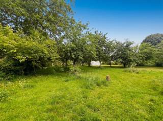 <p><span>Situé dans une rue sans issue et sans danger pour les enfants, à deux pas du centre du village d'Erps-Kwerps, nous avons le plaisir d'offrir à la vente ce beau terrain à bâtir. Ce terrain à bâtir est extrêmement central, mais situé au calme dans un endroit stratégique entre Louvain et Bruxelles, avec un accès facile aux principales voies d'accès et à de nombreuses facilités.</span></p><p><span>Avec une superficie totale de 14a10ca, ce terrain convient parfaitement à un développement ouvert. La largeur de la rue est de plus de 31,50 m et la profondeur de pas moins de 76,80 m.</span></p><p><span>En outre, le terrain est également particulièrement adapté en tant que propriété d'investissement avec un potentiel d'augmentation.</span></p><p><span>Contactez-nous rapidement et réalisez vos rêves de construction en achetant ce fantastique terrain à bâtir.</span></p><p><span>En bref, une véritable opportunité pour les décideurs rapides.</span></p>
