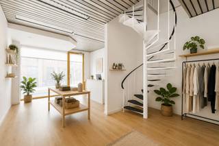 <p>TE KOOP: Handelspand met woonst en veel potentieel in Deinze.<br /><br />Op een centrale ligging in de Gentstraat 18 te Deinze bevindt zich dit veelzijdige handelspand met woonst, ideaal voor wie wonen en werken wil combineren of op zoek is naar een interessante investering.<br /><br />Het gelijkvloers beschikt over een commerciële ruimte met goede visibiliteit en tal van mogelijkheden voor winkel, kantoor, praktijk of andere zelfstandige activiteit. Dankzij de ligging geniet het pand van een vlotte bereikbaarheid en een goede passage. De woonst omvat 3 slaapkamers en biedt voldoende ruimte voor een gezin of extra bureel-/stockageruimte. Het pand dient gerenoveerd te worden, maar vormt hierdoor de ideale kans om alles volledig naar eigen smaak en noden in te richten.<br /><br />Troeven:<br />• Commerciële ligging in Deinze<br />• Handelspand met woonst<br />• 3 slaapkamers<br />• Te renoveren naar eigen smaak<br />• Ideaal voor zelfstandigen, investeerders of projectzoekers<br /><br />Bent u op zoek naar een pand met karakter en toekomstmogelijkheden? Dan is dit eigendom zeker een bezoek waard.<br /><br />Te koop via Immo Beguin, jouw vastgoedexpert sinds 2009, met kantoren in Ronse, Waregem, Kortrijk, Deinze, Doornik en Lessines.<br />Meer info of bezoek aanvragen via: marijn@immobeguin.be</p>