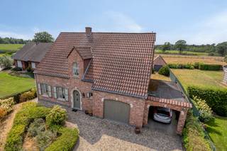Vrijstaande hoevestijl woning (bouwjaar 1985) op een perceel van 965 m², met achteraan een groen uitzicht over weilanden, gelegen net buiten het centrum van Kasterlee.<br /><br />De woning omvat;<br />- inkom-/traphal, open tot in de nok<br />- gastentoilet<br />- ruime woon- en eetkamer van 44 m², met open haard<br />- ingerichte eiken keuken<br />- berging<br />- wasplaats met douche <br />- inpandige garage<br />- veranda over de volledige breedte van de woning<br />- 3 grote slaapkamers<br />- badkamer met ligbad en dubbele lavabo<br />- zolderruimtes<br /><br />Naast de woning is er nog een carport en achteraan het perceel een tuinhuis. <br /><br />De woning is asbestveilig, beschikt over een EPC C-label, is voorzien van zonnepanelen, een CV op aardgas en heeft houten ramen met dubbele beglazing. <br /><br />Bereikbaarheid: <br />- Openbaar vervoer: bushaltes op 50 meter<br />- Supermarkt: 1500 meter <br />- Markt van Kasterlee: 1500 meter<br />- Oprit E34-autostrade: 4,5 km<br /><br />De opgegeven prijs is een instelprijs. Biedmoment; dinsdag 1 september om 17u30.<br /><br />De eigendom wordt aangeboden via de Pre-sale formule. Van 26/08/2026 om 13:30 tot 29/08/2026 om 12:00 kan u het huis op afspraak komen bezichtigen en een bod uitbrengen. De vermelde prijs is een instelprijs. Voor meer info, gelieve contact op te nemen met de dossierverantwoordelijke.<br /><br />Bestuursmaatregelen in het maatregelenregister: nee