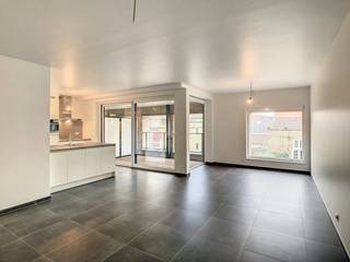 Vous recherchez un appartement neuf prêt à emménager dans un excellent emplacement à Ypres ? Alors cet appartement vaut vraiment le détour. Grâce à son emplacement central, à quelques minutes de marche du Leet, vous pourrez profiter de toutes les commodités à portée de main et d'une vue magnifique sur l'église Saint-Georges Memorial.<br /><br />MISE EN PAGE<br />Étage +1 : <br />- Hall d'entrée avec toilettes invités<br />- Espace de vie lumineux avec cuisine ouverte entièrement équipée (lave-vaisselle, réfrigérateur, cuisinière, hotte et évier)<br />- Local de rangement pratique avec raccordement pour une machine à laver<br />- Spacieuse terrasse ensoleillée de 10 m²<br />- Deux chambres complètes<br />- Salle de bain moderne avec douche à l'italienne et double vasque<br /><br />Rez-de-chaussée :<br />- Parking privé<br /><br />Cet appartement vous intéresse ?<br /><br />Êtes-vous intéressé par cette propriété à louer à Ypres ? Naviguez ensuite sur le site www.dewaele.com, cliquez sur le bouton rouge « Demander une visite » et remplissez le profil du locataire. Ensuite, nous vous contacterons pour une visite.