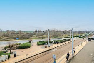 Appartement lumineux de deux chambres à vendre situé au deuxième étage de la résidence « Majestic ». Cet appartement orienté plein sud offre une vue fantastique sur les dunes et se trouve à proximité des transports en commun (tramway), des commerces et du front de mer. Abri à vélos commun au rez-de-chaussée.Disposition :- hall d'entrée - salon spacieux avec cuisine ouverte- cuisine ouverte installée- salle de bain- toilettes séparées- chambre 1 (13m²)- chambre 2 (9m²)- terrasse (3 m²)Avantages :- près du Zeedijk- rénovation récente de la façade- belle vue dégagée sur les dunes- appartement ensoleillé orienté plein sud- appartement lumineux (belle largeur de façade)- abri à vélos commun au rez-de-chaussée- parking gratuit à proximité- facilement accessibleVous recherchez un bel appartement rénové de 2 chambres avec vue dégagée à vendre à Middelkerke ? N'hésitez pas à prendre rendez-vous dès aujourd'hui !