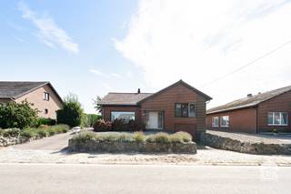 [[ DIT PAND NEEMT DEEL AAN DE ERA OPEN HUIZEN DAG OP 19/9 VAN 9:30 TOT 10:30 ]]<br /> 
<p>Deze toffe split-level woning ligt in een rustige, groene omgeving in Peer, op een ruim perceel van 12a 48ca. Je woont er aangenaam en toch dicht bij het centrum, met scholen, openbaar vervoer, een supermarkt en verschillende fietsroutes in de buurt. Ook omliggende gemeenten zoals Meeuwen, Bree en Eksel, en zelfs de Nederlandse grens, zijn vlot bereikbaar.<br /> </p>

<p>De woning dateert van 1967 en is momenteel te moderniseren, waardoor je ze helemaal naar eigen smaak kunt inrichten. De ruime en lichtrijke woonkamer sluit aan op de keuken en geeft allebei uit op de tuin. Verder zijn er 3 slaapkamers, een badkamer en een ruime inkomhal. De inpandige garage biedt plaats aan de wagen en daarnaast is er nog een polyvalente technische/opslagruimte. Achteraan geniet je van veel daglicht en een vrij zicht. De veranda is dan weer een fijne plek om rustig te zitten en van de tuin te genieten. Dankzij de indeling zijn er ook mogelijkheden voor wie alles zo veel mogelijk gelijkvloers wil organiseren.</p>

<p><br /><strong>Enkele troeven:</strong></p>

<ul><li>Ruim perceel: Een totale oppervlakte van 12a 48ca met een onderhoudsvriendelijke tuin.</li><li>Veel licht: De woonkamer en keuken genieten dankzij de grote raampartijen van veel natuurlijk daglicht en zicht op de tuin.</li><li>Rustige ligging: Groene omgeving, maar toch vlak bij het centrum van Peer en met vlotte verbindingen.</li><li>Geen renovatieplicht dankzij EPC D</li></ul>

<p><br /><strong>Benieuwd naar de omvang en de mogelijkheden van deze woning? Neem dan zeker contact met ons op via </strong><strong>impact@era.be</strong><strong> of 089 46 48 63. Khaz helpt je graag verder.</strong></p>