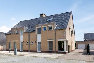 <p>Indeling van de woning</p>
<p>Bij het betreden van de woning komen we terecht in de inkomhal, waar zich ook een apart gastentoilet bevindt.</p>
<p>Van hieruit bereiken we de ruime en lichtrijke leefruimte, voorzien van grote raampartijen die zorgen voor een aangename lichtinval. De pelletkachel draagt bij aan extra warmte en gezelligheid.</p>
<p>Aansluitend bevindt zich de volledig uitgeruste keuken, voorzien van alle nodige inbouwtoestellen: een vaatwasser, microgolfoven, heteluchtoven, koelkast, kookplaat en dampkap. Naast de keuken bevindt zich een handige bergruimte.</p>
<p>Op de eerste verdieping vinden we een ruime badkamer, ingericht met een douche, ligbad, lavabomeubel en tweede toilet. Er zijn op deze verdieping drie volwaardige slaapkamers. Via één van de slaapkamers krijgt men toegang tot de zolderverdieping.</p>
<p>De zolder werd ingericht als extra slaapkamer en biedt voldoende ruimte en comfort.</p>
<p>Buitengebeuren</p>
<p>Buiten is er een overdekt terras (afdak) en een garage met automatische poort.</p>
<p>Technisch en comfort</p>
<ul>
<li>
<p>Dubbele beglazing in PVC-profielen</p>
</li>
<li>
<p>Elektrische rolluiken</p>
</li>
<li>
<p>3 airco-units voor koeling én verwarming</p>
</li>
<li>
<p>Zonnepanelen aanwezig</p>
</li>
<li>
<p>De volledige woning is voorzien van een kruipkelder<strong><br /></strong><br /><br />Voor meer informatie of een bezichtiging kan u ons contacteren op het nummer 0499/30.87.87 of via info@immo-bosmans.be</p>
</li>
</ul>