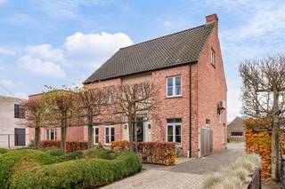 TE KOOP – Itegem | Isschotweg 55 ARuime, instapklare pastorijwoning met bijgebouw op 1 180 m².Deze charmante en uitstekend onderhouden pastorijwoning...