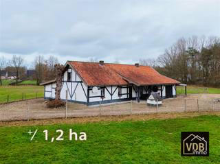 <p><span>Charmante hoeve met paardenstal op 12.000 m² in absolute rust, grenzend aan natuurgebied</span></p><p><span>MELDT U AAN VOOR EEN KIJKMOMENT OP 8 FEBRUARI. MAIL ONS VOOR VERDERE INFO!</span></p><p><span>Droomt u van landelijk </span><span>wonen in alle rust,</span><span> omringd door groen en natuur? Dan is deze gezellige hoeve op een prachtig perceel van maar liefst </span><span>12.000 m² </span><span>precies wat u zoekt. Gelegen in agrarisch gebied, aan het einde van een doodlopende weg en pal tegen het natuurgebied </span><span>Schootsheide</span><span>, geniet u hier van </span><span>volledige privacy</span><span> en een uitzonderlijk rustige ligging — zonder doorgaand verkeer.</span></p><p><span>Het domein bestaat uit de woning met omliggende weilanden, ideaal voor dierenliefhebbers of paardenhouders. De percelen zijn volledig omheind en op het erf bevindt zich een ruime paardenstal met hooiopslag (ca. 90 m²). Vooraan bij de woning vindt u bovendien een charmante, antieke waterput die bijdraagt aan de authentieke uitstraling van het geheel.</span></p><p><span>De hoeve werd oorspronkelijk gebouwd tussen 1900 en 1928 en werd volledig gerenoveerd in 1989. Binnen treft u een warme, gezellige leefruimte met pelletkachel, een keuken met karaktervolle antieke kolenkachel en een ruime veranda met prachtig zicht op het weiland. De woning beschikt momenteel over twee slaapkamers, waarvan één op het gelijkvloers, net als de badkamer.</span></p><p><span>Op de verdieping vindt u de tweede slaapkamer en een grote multifunctionele ruimte met keuken. Deze ruimte leent zich perfect voor diverse invullingen: extra slaapkamer(s), badkamer, hobbyruimte, speelkamer, bureau of ontspanningsruimte. Dankzij de interne trap vanuit de leefruimte is de verdieping vlot toegankelijk.</span></p><p><span>Verder beschikt het gelijkvloers over een verwarmde garage en een bergruimte. Ook hier liggen mooie uitbreidingsmogelijkheden: de garage kan worden omgebouwd tot extra slaapkamer, bureau of hobbyruimte en de zolder boven de garage kan betrokken worden bij het woongedeelte. In totaal is het perfect mogelijk om hier een woning met vier slaapkamers te creëren.</span></p><p><span>Behalve de fotoreportage maakten we ook een <span>3-D rondleiding</span></span><span> </span><span>zodat je de woning vanbinnen kan zien alsof je er zelf aanwezig bent. Check het hier: <span>https://livetour.istaging.com/cc6a0507-bfe0-4f84-8219-2b826ff0422e</span></span></p><p><span>TROEVEN OP EEN RIJ:</span></p><ul><li><span>Perceel van ca. 12.000 m², volledig omheind</span></li><li><span>Weiland en paardenstal met hooiopslag (± 90 m²)</span></li><li><span>Zeer rustige ligging aan een doodlopende weg</span></li><li><span>Grenzend aan natuurgebied </span><span>Schootsheide</span></li><li><span>Authentieke hoeve met karakter en charme</span></li><li><span>Gerenoveerd in 1989</span></li><li><span>Veranda met zicht op het weiland</span></li><li><span>Uitbreidingsmogelijkheden tot 4 slaapkamers</span></li><li><span>Ideaal voor dierenliefhebbers en landelijke woonliefhebbers</span></li></ul><p><span>EPC en ASBEST:</span></p><p><span>Het energielabel is momenteel een F bij gebrek aan afdoende dakisolatie. Mits dakisolatie, zonnepanelen en aanpassing van de verwarming bekomt men een veel betere energie-score. </span></p><p><span>In de woning zelf is 2 asbestmaterialen die zorgvuldig te beheren zijn hetgeen wil zeggen: 'moeten niet weggenomen worden en vormen GEEN gevaar voor de gezondheid.</span></p><p><span>Overige 4 asbestmaterialen zijn er op het dak van de stalling en de waterput. </span></p><p><span> </span></p><p><span>Deze eigendom biedt een unieke combinatie van rust, ruimte, natuur en potentieel. Een zeldzame kans voor wie op zoek is naar een charmante hoeve met tal van mogelijkheden in een uitzonderlijke setting.<br /></span><span>Heb je interesse en wil je meer info of een bezichtiging in plannen? Bel Marie-Paule : 0032476959958</span></p>