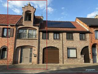 Aan de rand van de dorpskern ligt deze verzorgde rijwoning. Ze bestaat uit een gelijkvloers van ongeveer 120m² dat als magazijn gebruikt wordt en een studio op de verdieping. Het gelijkvloers kan heringericht worden tot handelsruimte voor kapsalon, hondentrimsalon, schoonheidssalon, yogaruimte, personal training studio, atelier en zo veel meer.De studio is gezellig ingericht en momenteel verhuurd. De nutsvoorzieningen (water en energie) liggen op het gelijkvloers klaar en kunnen gescheiden van de verdieping in gebruik genomen worden, wat extra handig is i.g.v. een commerciële uitbating.Bezichtigingen op afspraak: contact@eberhardvastgoed.be of 03 / 779 69 29.