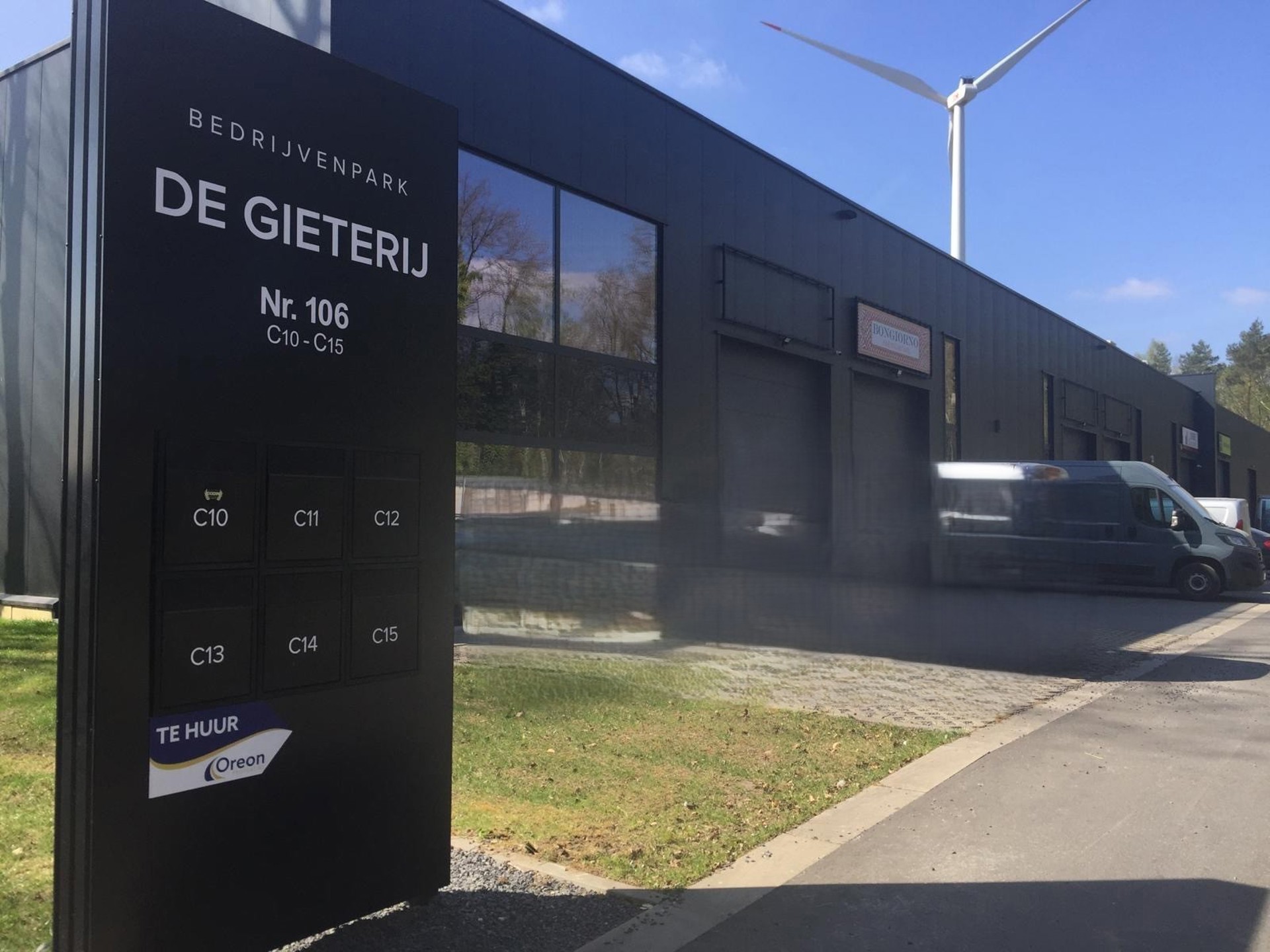 Magazijn en kantoor in het KMO Park "De Gieterij" te Genk. - foto 4