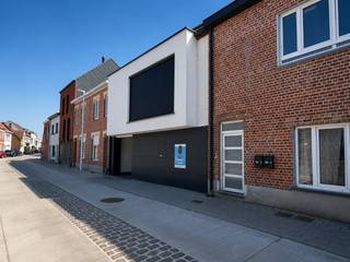 Perfectly located enclosed garage box on the ground floor, close to the center of Waregem.Dimensions: 2.7 m x 6.9 m. The garage is equipped with a...
