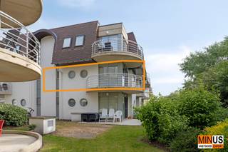 <p>Dit lichtrijke hoekappartement is gelegen in residentie <span><span>Blutsyde Promenade</span></span> aan de Derbylaan te <span><span>Bredene</span></span> en geniet van een rustige ligging op een afgesloten domein. Dankzij de zuidoriëntatie en de hoekligging baadt de leefruimte in natuurlijk licht. Vanuit het appartement en het gezellige terras geniet u van een open zicht op het groen en de uitgestrekte polders, wat dit appartement een bijzonder aangenaam en rustgevend karakter geeft. Bovendien bevinden de duinen en het strand zich op slechts 1 km wandelafstand.</p>
<p>Het appartement beschikt over twee slaapkamers en een functionele badkamer uitgerust met douche, lavabo, toilet en aansluiting voor een wasmachine. In de prijs is tevens een privatieve autostaanplaats in de kelder inbegrepen.</p>
<p>De residentie beschikt centraal over een openluchtzwembad waarvan bewoners tijdens de zomermaanden gebruik kunnen maken. De combinatie van de rustige ligging, de mooie verzichten en de praktische indeling maakt dit appartement uitermate geschikt als vaste woonplaats, tweede verblijf of investering voor vakantieverhuur.</p>