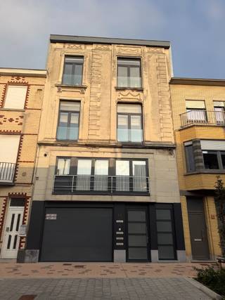 L'appartement a la configuration suivante :
<ul>
<li>Salon avec cuisine entièrement équipée ; </li>
<li>Salle de bains avec douche à l'italienne ; </li>
<li>Chambre ; </li>
<li>Toilette séparée ; </li>
<li>Grand espace de rangement ; </li>
</ul>
Une provision mensuelle de 30 € est demandée, incluant des avances sur la consommation d'eau.