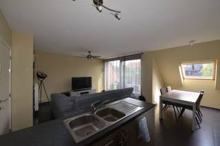 <p><b>Appartement met 1-slaapkamer, terras, ondergrondse staanplaats en kerlderberging in het centrum van Essen</b></p>
<p>In het hart van Essen vind je dit praktisch ingedeelde appartement. De ligging is absoluut top: op wandelafstand van tal van voorzieningen, het openbaar vervoer en het station.</p>
<p>Het appartement is vlot bereikbaar via zowel de trap als de lift. Bij het binnenkomen stap je in een ruime, open leefruimte met veel lichtinval. De aansluitende open keuken is praktisch ingericht en voorzien van een wasbak en de nodige toestellen. Verder beschikt de woning over een volwaardige slaapkamer en een verzorgde badkamer met een douche en wasmeubel. Buiten is het heerlijk ontspannen op het gezellige terras.</p>
<p>Extra troef: in de ondergrondse verdieping beschik je over een eigen autostaanplaats en een handige kelderberging.</p>
<p><b>Huurprijs:</b> € 925 / maand<br /><b>Gemeenschappelijke kosten:</b> € 50 / maand</p>
<p>Contacteer ons via e-mail voor meer informatie of een bezoek.</p>