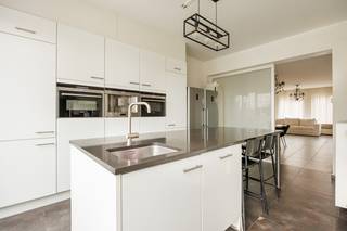 Op een gunstige locatie in Wilrijk bevindt zich deze ruime en veelzijdige eigendom, officieel ingericht als vergunde tweewoonst. Met een totale bewoonbare oppervlakte van ca. 231 m², vijf slaapkamers, twee badkamers en aangename buitenruimtes biedt dit pand tal van mogelijkheden voor zowel investeerders als eigenaars die wonen en verhuren willen combineren.<br />De woning omvat twee volwaardige woonentiteiten met elk hun eigen leefruimte en voorzieningen. Op het gelijkvloers ( ±75m²) bevindt zich een appartement met een ruime leefruimte, slaapkamer en rechtstreekse toegang tot de tuin (±120m²). De bovenliggende duplex (±125m²) beschikt over 4 slaapkamers, een comfortabele leefruimte, een volledig uitgeruste keuken en een aangenaam terras.<br />De eigendom werd in 2013 grondig gerenoveerd en beschikt onder meer over dubbele beglazing en centrale verwarming op gas. Dankzij de twee vergunde woonentiteiten en de afzonderlijke meters is het pand bijzonder interessant voor verhuur en biedt het een flexibele invulling.<br />Voor investeerders is dit een bijzonder interessant dossier: bij verhuur van beide entiteiten aan marktconforme huurprijzen kan een bruto rendement van circa 5% worden nagestreefd. De combinatie van twee vergunde woonentiteiten, een ruime totale oppervlakte en een eigen tuin vormt hierbij een belangrijke troef.<br />Een veelzijdige eigendom met verschillende mogelijkheden: zelf bewonen, gedeeltelijk verhuren of volledig als opbrengsteigendom exploiteren.