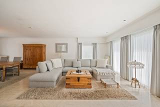 Deze eigendom is zeer verzorgd en is gelegen op een fraai aangelegd perceel. De woning is perfect geschikt voor levenslang wonen, met extra mogelijkheid tot uitbreiding op de bovenverdieping. <br /><br />Via de ruime inkomhal met apart toilet betreedt u de woning. De L-vormige leefruimte is lichtrijk door het gebruik van de vele ramenpartijen. <br />Aparte keuken voorzien van de nodige toestellen en ruimte voor het plaatsen van een extra eettafel. Aansluitend deze ruimte bevindt er zich een praktische bergruimte. De nachthal geeft toegang tot 2 ruime slaapkamers en praktische badkamer met hoekbad en dubbele lavabo. <br />In de woning is een inpandige garage voorzien. Deze geeft enerzijds toegang naar de achtertuin en anderzijds de mogelijkheid met een vlizotrap de zolder te betreden. Deze kan nog afgewerkt worden tot extra leefruimte.<br /><br />De tuin is zeer verzorgd, volledig omheind en voorzien van een elektrische toegangspoort. Op het vernieuwde ruime terras is het zalig vertoeven. Alsook is er een ruim tuinhuis aanwezig, ideaal voor het opbergen van tuinmateriaal.<br /><br />Bijzonderheden:<br />- Goed onderhouden eigendom op centrale locatie <br />- Aanwezigheid van 10 zonnepanelen<br />- Recente warmtepompboiler van 270l + verwarmingsketel<br />- Geboorde waterput aangesloten op zowel de buitenkant als de binnenkant van de woning<br />- Vernieuwde badkamer + vloeren<br />- Rolluiken