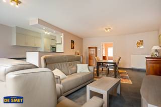 Het appartementsgebouw bevindt zich op wandelafstand van het centrum.<br />Haar strategische ligging resulteert dan ook in een mooie mobiscore van 8.1/10.<br /><br />Het appartement zelf is gelegen op het gelijkvloers. <br />Via de inkomhal met apart toilet komt u achteraan terecht in de woonkamer met de open ingerichte keuken met toestellen.<br />Aanpalend bevindt zich een bergruimte met o.a. aansluiting wasmachine &amp; droogkast.<br />De volledig omheinde aangelegde tuin met terras is naar het oosten gericht.<br />De ingerichte badkamer heeft een inloopdouche, dubbel lavabomeubel en sierradiator.<br />De twee slaapkamers zijn aan de straatkant gelegen.<br /><br />De ondergrondse autostaanplaats en de berging zijn mee in de prijs begrepen.<br />Er wordt verwarmd op gas, de elektriciteit is conform en er zijn overal rolluiken. <br /><br />De maandelijkse provisie bedraagt € 101 voor o.a. het onderhoud !inclusief het poetsen van de gang! en de elektriciteit van de gemeenschappelijke delen, de blokpolis en de syndicus.<br />Het verbruik van de nutsvoorzieningen is individueel.<br /><br />Neemt u gerust per mail contact op met ons kantoor om een plaatsbezoek in te plannen!