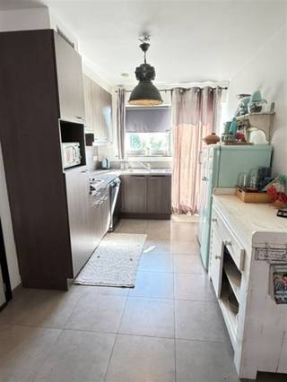 <p><span>Dit verzorgde appartement combineert een praktische indeling met een gunstige ligging en een vlotte bereikbaarheid. </span></p><p><span>Dankzij de goede verbindingen met invalswegen en het openbaar vervoer is dit een zeer goed appartement.</span></p><p><span>Bij het betreden van het appartement komt u in de ruime leefruimte met open keuken. </span></p><p><span>Aansluitend bevindt zich een zeer ruim en zonnig terras.</span></p><p><span>Verder beschikt het appartement over twee volwaardige slaapkamers, een badkamer uitgerust met een ligbad en een lavabomeubel, en een afzonderlijk gastentoilet.</span></p><p><span>Achteraan het gebouw bevinden zich een private autostaanplaats en een gemeenschappelijke fietsenberging, wat zorgt voor extra comfort.</span></p><p><span><strong>Troeven:</strong></span></p><ul><li><span>Zeer ruim zonneterras.</span></li><li><span>Private autostaanplaats en fietsenberging.</span></li><li><p><span>Goede bereikbaarheid en vlotte verbindingen.</span></p><br /></li></ul><p><span>Interesse? Neem contact op via 03/778.19.63 of stuur ons een e-mail voor meer informatie of een bezoek.</span></p>