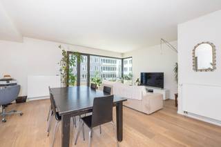 <strong>BRUSSELS</strong>, in the exceptional “UPSITE” development, opposite Tour & Taxis – a stunning flat of ±119m² on the 3rd floor of the apartment block. It comprises: entrance hall, living room of ±32m² with a terrace of ±14m², fully fitted kitchen, 3 bedrooms, bathroom, shower room, cellar (U02-CV45). Parquet flooring throughout. Service charges: €290/month (communal charges, insurance, property management). Available immediately. Energy performance certificate: B. A rare find in a rapidly developing neighbourhood, set amongst the canal, green spaces, a food market and excellent transport links. <br /><br />
<ul>
<li>Entrance hall – cloakroom – toilet with washbasin</li>
<li>Spacious living room of ±32m² with access to the terrace of ±14m²</li>
<li>Fully fitted Siemens kitchen (oven, hobs, extractor hood, fridge, freezer, dishwasher, microwave, laundry connections)</li>
<li>1 bedroom of ±15.5m² + en-suite bathroom (bath, washbasin, toilet)</li>
<li>1 bedroom of ±10m²</li>
<li>1 bedroom of ±9m²</li>
<li>Shower room (shower, washbasin)</li>
<li>Cellar U02-CV45</li>
</ul>