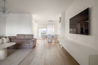 We vinden dit pareltje aan de Rupel in de Edward Claessenslaan te Niel, centraal bij winkels scholen, openbaar vervoer en levendige centrum,...