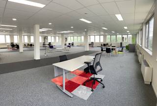 Offices at the Luchthavenlaan with good visibility, close to the train station of Vilvoorde. Flexible areas with many possibilities. Parking outside available: 500 €/place/year.<br />Surface: 570 sqm.