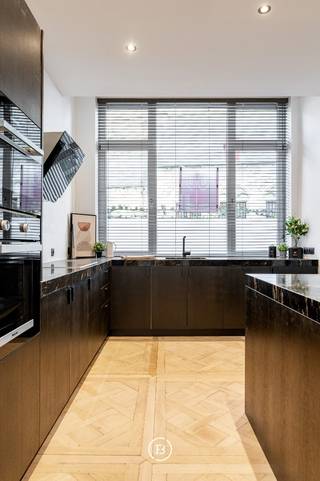 Onder de toren van de Onze-Lieve-Vrouwe kerk bevindt zich deze gerenoveerde stadswoning. <br /><br />Rustig en gunstig gelegen in het commerciële centrum, gastronomische restaurants, musea,...<br /><br />De woning genoot een totaalrenovatie en werd met veel smaak en oog voor detail afgewerkt.<br /><br />Op het gelijkvloers komt men via de inkomhal in een lumineuze leefruimte ingedeeld in een gezellige zitruimte met inbouwkasten en een open maatkeuken afgewerkt in eik en natuurstenen werkblad met Miele toestellen. <br /><br />Aansluitend aan de leefruimte is er overigens een ruim en cosy terras voorzien. <br /><br />Op de verdiepingen bevindt zich de royale masterbedroom voorzien van een gashaard, een ruime badkamer met ligbad, dubbel lavabomeubel en inloopdouche, een 2de slaapkamer voorzien van een lavabo, een derde slaapkamer en helemaal boven is er nog een 4de slaapkamer / bureau. <br /><br />Deze charmante woning is tevens uitgerust met armaturen, lamellen, inbouwkasten in houtfineer en een kelder. <br /><br />Bijzonderheden:<br /><br />* Volledig gerenoveerd met kwalitatieve materialen en technieken<br />* Zongericht terras <br />* Centrale ligging in de binnenstad