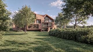 <p><strong>Woonerf Haeckendover – lichtrijk appartement van 121 m² met twee slaapkamers in een gerestaureerde hoeve uit 1864</strong></p>
<p>Compacter wonen zonder in te boeten op karakter. In Hakendover, net buiten Tienen, wordt een open vierkantshoeve uit 1864 omgevormd tot tien woningen rond een gedeeld erf met binnenkoer en boomgaard. Dit appartement is een van de zes appartementen van het project.<br /><br />Met 121 m² woonoppervlakte en twee slaapkamers heb je ruimte genoeg, zonder de zorgen van een groot huis. De indeling combineert de openheid en lichtinval van een loft met de warmte van een historisch gebouw. [Terras/buitenruimte: …] Rondom het erf, in een omgeving die beschermd is als dorpsgezicht. Wat je vandaag ziet, blijft ook morgen zo.<br /><br />Achter de oude gevels zit een volledig toekomstgerichte woning. Je verwarmt en koelt met geothermie, via vloerverwarming en passieve koeling. Ventilatie type D zorgt voor gezonde lucht, zonnepanelen leveren eigen stroom, en het beoogde E-peil van E20 betekent een lage energiefactuur, jaar na jaar.<br /><br />Het project wordt gerealiseerd door Échelle, dat al 40 jaar historische panden herbestemt. Dat merk je aan de details: bestaande gevels, de hoge doorrit en de gewelfde aardappelkelder uit 1864 krijgen een plaats in het nieuwe geheel. Er wordt gebouwd met materialen die mooier worden met de jaren, wat je ook in je onderhoudskosten terugziet.<br /><br />De ligging is rustig en toch vlot: Tienen om de hoek, Leuven op een twintigtal minuten, Brussel op ongeveer 40 minuten en de E40 dichtbij. Ideaal voor wie een grote woning wil inruilen zonder naar de stad te verhuizen, of voor wie opnieuw start en een thuis met karakter zoekt.<br /><br />De oplevering is voorzien eind 2027 – begin 2028. <br /><br />Zo heb je alle tijd om je huidige woning te verkopen en je verhuis rustig voor te bereiden.</p>
<p><strong>Prijs:</strong> € 376.453 excl BTW en registratie<br /><br /><strong>Parking:</strong> verplicht aan te kopen aan 16.667 euro. excl BTW en registratie<br /><br /><strong>Interesse of meer info?</strong> Neem contact op met ons kantoor in Tienen of plan meteen een afspraak. We tonen je graag de plannen en vertellen je meer over de site.</p>