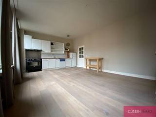 <p><span>Charming move-in ready apartment in nice location.</span></p><p><span>* info/visit? MAIL to vv@clissenimmo.be!*</span></p><p><span>This one bedroom apartment is located between Blauwtorenplein and Leopoldstraat. The apartment is located on the 2nd floor of a mansion. </span></p><p><span>Entrance hall on parquet with fitted wardrobe, The living room (27m²) on parquet is located at the front, it has an open kitchen equipped with all appliances (fridge, freezer, gas cooker, cooker hood, oven, dishwasher and microwave). The bedroom (14m²) is located at the quiet rear. The fully tiled bathroom is equipped with sink, towel radiator, shower and toilet.</span></p><p><span>Underground parking space must be rented at €100,- No general expenses. CV individual, no bicycle storage, window washer included in the rent.</span></p><p><span>Own meters for electricity, water and gas.</span></p>