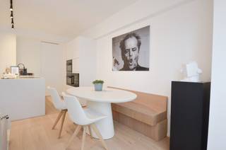 Volledig gerenoveerd appartement met een mooi zeezicht gelegen tussen het Driehoeksplein en Albertplein. Het appartement is stijlvol...