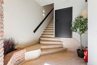 Dit stijlvolle en bijzonder ruime appartement/loft van ca. 190 m² bevindt zich op een absolute toplocatie in het hart van Schoten, met prachtig zicht op het Marktplein en het Gemeentehuis. Een unieke combinatie van ruimte, licht, comfort en een centrale ligging.<br /><br />De royale leefruimte vormt het hart van de woning en geniet dankzij de grote raampartijen van een overvloed aan natuurlijk licht. De open en luchtige sfeer wordt versterkt door het ruime inpandige terras, een bijzondere meerwaarde waar u het hele jaar door in alle rust kunt genieten.<br /><br />De huidige indeling omvat een ruime slaapkamer met een luxueuze badkamer. Dankzij de vele ingemaakte kasten is er bovendien voldoende ruimte voor een dressing en extra bergruimte. <br /><br />De volledig nieuw geïnstalleerde open keuken sluit naadloos aan bij de leefruimte en is uitgerust met alle nodige toestellen. De hedendaagse inrichting en kwalitatieve afwerking maken van deze woning een comfortabele en stijlvolle thuis.<br /><br />Een belangrijke troef is de mogelijkheid om de woonruimte nog verder uit te breiden. De aansluitende ruimte wordt momenteel gebruikt als kantoor, maar kan mits de nodige aanpassingen worden ingericht als twee extra slaapkamers en een bijkomende badkamer. Hierdoor zijn er tal van mogelijkheden voor gezinnen, thuiswerkers of wie extra leefruimte wenst.<br /><br />Daarnaast beschikt het appartement over een ruime kelder, ideaal als extra opslagruimte.<br /><br />De centrale ligging is bijzonder praktisch: winkels, horeca, openbaar vervoer en diverse andere voorzieningen bevinden zich allemaal op wandelafstand. U woont hier midden in het centrum, met alles binnen handbereik.<br /><br />Kortom: een uitzonderlijk ruim en lichtrijk appartement/loft met inpandig terras, hoogwaardige leefkwaliteit en interessante uitbreidingsmogelijkheden, gelegen op een toplocatie in het centrum van Schoten.<br /><br />Naast de foto's geven renders een beeld weer van de mogelijkheden van dit appartement.<br /><br />Gemeenschappelijke kosten: €145.