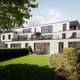 WERKEN GESTART- 50% VERKOCHT - OPLEVERING ZOMER 2027 !<br /><br />6% BTW mogelijk en VASTE PRIJZEN !<br /><br />Ontdek dit prachtige nieuwbouwproject op een toplocatie aan het kruispunt van Achterbroek en Kalmthout – waar rust, bereikbaarheid en comfort perfect samenkomen. <br />Hier woont u op wandelafstand van winkels, openbaar vervoer (bus én station) en met een vlotte verbinding naar alle belangrijke invalswegen.<br /><br />Dit kwalitatieve project omvat 15 moderne appartementen, verdeeld als volgt:<br /><br />6 appartementen op het gelijkvloers<br />6 appartementen op de eerste verdieping<br />3 royale dakappartementen<br /><br />Tweeslaapkamerappartement op het gelijkvloers met terras én tuin<br /><br />Dit ruime appartement (107m²) bevindt zich links in het gebouw en strekt zich uit over de volledige diepte.<br />Centraal vinden we de inkomhal die het dag-van het nachtgedeelte scheidt. Aan de voorzijde vinden we de twee slaapkamers en de verzorgde badkamer met apart toilet. Achteraan vinden we de royale leefruimte met open keuken die van veel natuurlijk daglicht geniet dankzij de grote schuifraam. Deze biedt toegang aan het terras met onderhoudsvriendelijke tuin. Verder nog een praktische berging/wasplaats.