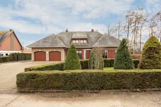 Ontdek deze charmante open bebouwing met een dubbele, inpandige garage, gelegen in het hartje van Vlimmeren. De woning beschikt over 6 volwaardige slaapkamers en staat op een perceel van 1.155m². <br /><br />Homeshow: www.antwerpseweg199.be<br /><br />Indeling: <br />Gelijkvloers:<br />- Inkomhal met gastentoilet<br />- Leefruimte<br />- Keuken met aansluitend berging<br />- Slaapkamer 1 (20,20 m²)<br />- Slaapkamer 2 (16,60 m²)<br />- Slaapkamer 3 (12,20 m²) kan ook gebruikt worden als bureauruimte<br />- Badkamer<br />- Inpandige, dubbele garage<br /><br />Eerste verdieping: <br />- Slaapkamer 4 (14,80 m²)<br />- Slaapkamer 5 (14,40 m²)<br />- Slaapkamer 6 (15,60 m²)<br />- Badkamer<br />- Apart toilet<br />- Zolderruimte 1 (40 m²)<br />- Zolderruimte 2 (46 m²)<br /><br />Bijzonderheden: <br />- Instapklaar<br />- Gunstige EPC: C-label<br />- Conforme elektrische keuring<br />- Dubbele inpandige garage<br />- Zeer ruime woning met veel mogelijkheden<br /><br />Mis deze kans niet! Plan je bezoek en ontdek deze ruime woning. <br />0497 27 14 64<br />camilla@albert.immo<br />www.albert.immo<br /><br />Bij Albert kom je thuis!