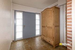 Instapklare en gezellige woning - 189 m² - bestaande uit ruime inkomhal, lichtrijke leefruimte met gascassette, volledig ingerichte keuken...