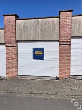 Garagebox te huur centrum Ieper.- Elektriciteit aanwezig.- Automatische poort.- Vrij vanaf 01/08/2026