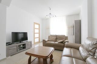 <b>RUIME RIJWONING </b>met <strong>4 slaapkamers</strong> en <strong>2 livings</strong>, voorzien van<strong> meerdere badkamers,</strong> een <strong>gezellige stadstuin</strong>, centraal gelegen in de <strong>stadsrand</strong>, uitstekend bereikbaar en met alles op <strong>wandelafstand</strong>. <br /><br /><strong>RUIME KAMERS en EEN EXTRA ZOLDERVERDIEPING</strong> <br /><br />Een interessante woning met 2 verdiepingen waarbij er op elke verdieping 2 slaapkamers en een badkamer zijn voorzien. Dit maakt het dan ook een zeer geschikte woning voor een groot gezin.<br /><br /><strong>GARAGE</strong><br /><br />De woning heeft geen garage maar u kan een garagebox huren aan 50 € per maand, gelegen op enkele passen van de woning.<br /><br /><strong>GELIJKVLOERS</strong><br /><br />- inkomhal<br />- ruime living<br />- grote eetkeuken<br />- tweede living of veranda <br />- overdekt terras <br />- ruime tuin met berging<br />- badkamer voorzien van wc, lavabo met spiegelkast en verwarming<br />- kelder<br /><br /><strong>EERSTE VERDIEPING<br /></strong><br />- nachthal <br />- badkamer voorzien van WC, douche en lavabo<br />- 2 ruime slaapkamers<br /><br /><strong>ZOLDERVERDIEPING</strong><br /><br />- nachthal <br />- badkamer voorzien van WC en lavabo met spiegelkast en verwarming<br />- 2 slaapkamers met veluxramen<br /><br /><strong>Voor meer info en een bezoek ter plaatse, neem contact op met ons kantoor 012 744 844 of info@goed-gevonden.be</strong>