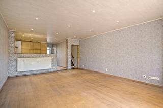 Deze instapklare woning is gunstig en centraal gelegen in het levendige Putte (Kapellen). Scholen, winkels, openbaar vervoer en de snelweg bevinden zich allemaal op korte afstand.<br />Bij het betreden van de woning komt u in een ruime, centrale inkomhal. Op het gelijkvloers vindt u verder een nette, volledig betegelde en recent vernieuwde keuken, een berging en een gezellige woonkamer. Vanuit de woonkamer leidt een vaste trap naar de nachthal op de eerste verdieping, die toegang geeft tot twee ruime slaapkamers.<br />De woning is gelegen op een perceel van 350 m² en beschikt over een aangename, zuidgeoriënteerde tuin waar u in alle rust kan genieten. Daarnaast is er een ruime, garage aanwezig die perfect kan dienen als atelier of hobbyruimte. Achteraan het perceel bevindt zich nog een praktische garage, ideaal voor het parkeren van een wagen en bereikbaar via de achterliggende servitudeweg.