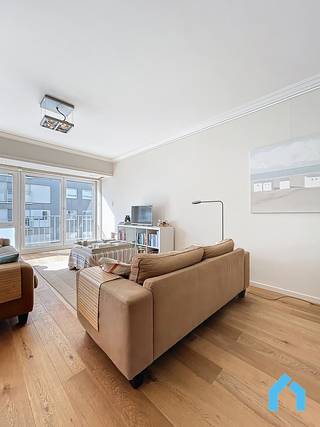 Dit aangenaam appartement biedt een lichtrijke leefruimte met aansluitend salon en eetplaats, een praktische keuken en drie comfortabele...