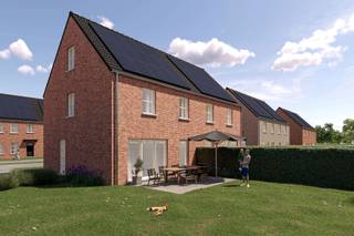 <p><strong>Lot 5 van dit nieuwbouwproject is een mooie halfopen bebouwing op een perceel van 284 m² en heeft een bewoonbare oppervlakte van circa 166 m².<span> Dit lot heeft volgende indeling: Op het gelijkvloers vinden we een inkomhal met gastentoilet, leefruimte met salon, eetplaats en een open keuken en aansluitend een ruime berging. Op de eerste verdieping bevindt zich de badkamer met bad en douche en drie volwaardige slaapkamers. Met een zolderverdieping bereikbaar via een vaste trap beschikt de woning over de mogelijkheid tot een 4de slaapkamer.</span></strong><br /><br /><span>Algemene info</span><br />Dit nieuwbouwproject met 12 woningen wordt gerealiseerd aan de Ploegstraat te Poederlee. Deze weg is een nieuwe zijstraat van de Kouter. Doordat deze nieuwe weg doodlopend is, komt er hier geen doorgaand verkeer waardoor er een autoluwe omgeving ontstaat. Er is hierbij niet enkel plaats voor bebouwing maar ook voor openbaar groen. Dankzij een charmant groen pleintje vormt deze verkaveling een rustig geheel waar het aangenaam wonen is.</p>
<p>Een van de grote troeven van dit project is zijn mooie ligging. U woont hier immers in het hart van Poederlee waardoor u alle nodige winkels en gezellige horecazaken vlak bij de deur vindt. In de ruimere omgeving vindt u echter ook veel groen wat dan weer uitnodigt tot een mooie wandeling of een ontspannende fietstocht.</p>
<p><span>Bij het ontwerp van de woningen werd bewust gekozen voor een klassieke architectuur waardoor dit project een tijdloze uitstraling krijgt.</span></p>
<p><span>Ook binnen werd er veel aandacht geschonken aan woonkwaliteit. Zo hebben alle woningen een ruime, lichte woonkamer met open keuken. Hierbij staan de leefruimtes in direct contact met de achtertuin. Hierdoor kunt u dus steeds genieten van het zicht op uw volledig aangelegde tuin.</span></p>
<p><span>Dankzij deze troeven biedt dit project dan ook een mooie kans op een duurzame en kwalitatieve woning op een toplocatie te Poederlee.</span></p>